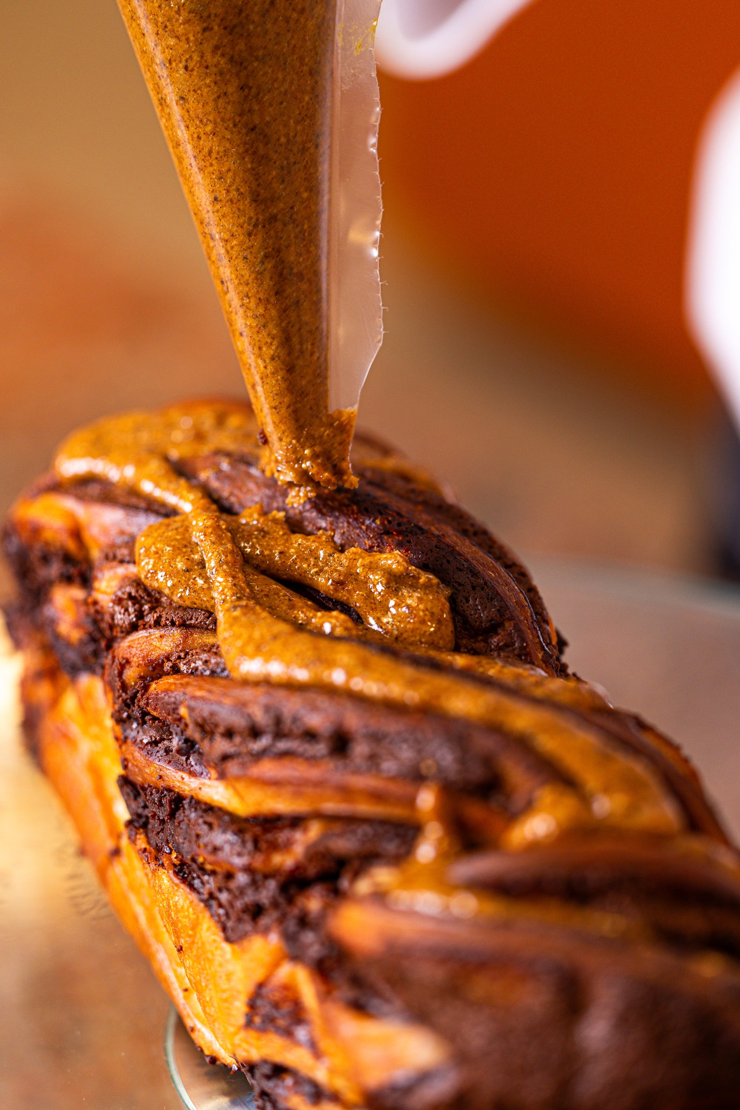 La fameuse brioche roulée tressée fourrée au chocolat, babka sucre rousse