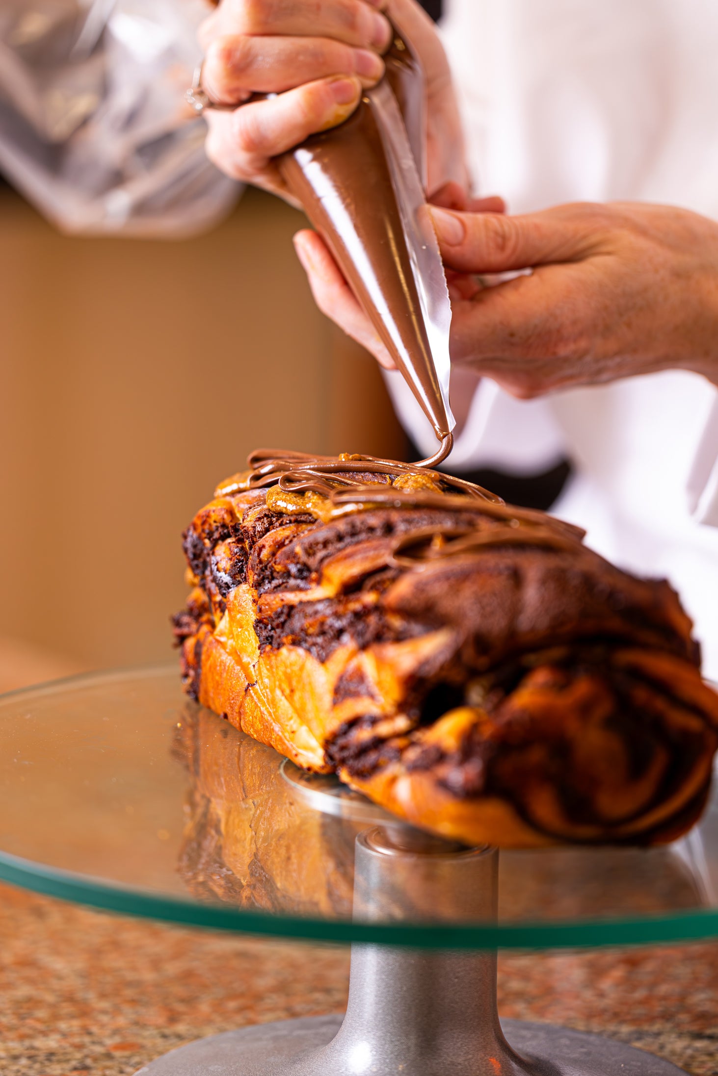 La fameuse brioche roulée tressée fourrée au chocolat, babka sucre rousse