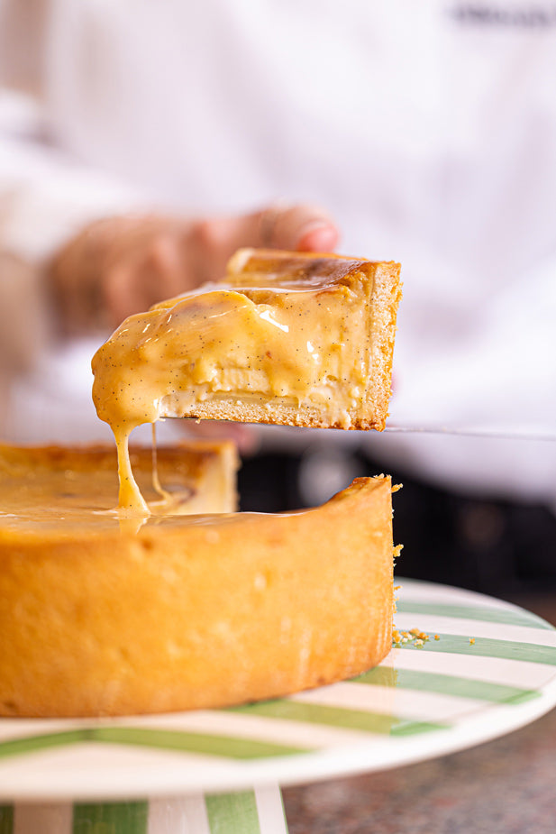 Pâte sablée, appareil à flan crémeux à la vanille, le flan sucre rousse.