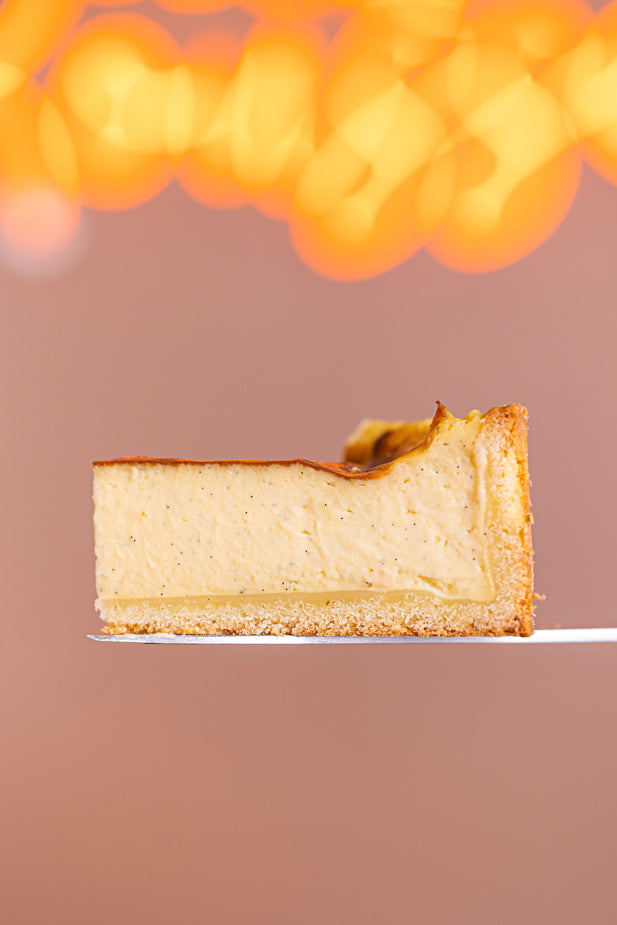 Pâte sablée, appareil à flan crémeux à la vanille, le flan sucre rousse.