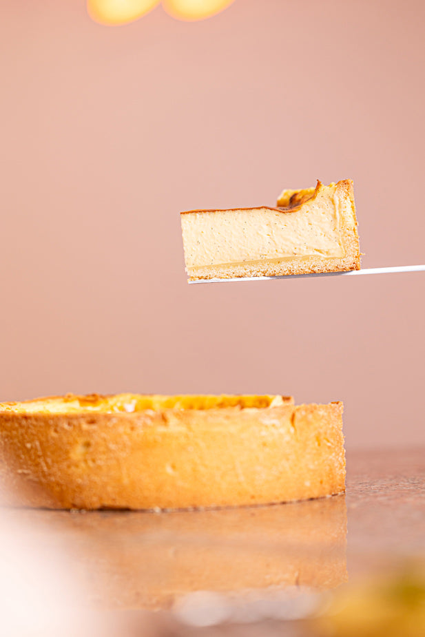 Pâte sablée, appareil à flan crémeux à la vanille, le flan sucre rousse.
